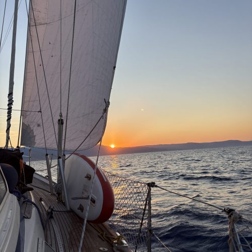 Die Überfahrt von Griechenland nach Kalabrien hatten wir uns deutlich entspannter vorgestellt. Die Wettermodelle versprachen wenig Wind und eine ruhige Passage. Die Realität sah anders aus. Bereits nach wenigen Stunden segelten wir bei deutlich mehr Wind und Welle als erwartet. Die Krängung war anstrengend und der Schlafmangel der letzten Tage machte sich bemerkbar.
Trotzdem bescherte uns die Überfahrt einige besondere Momente. Mehrfach sahen wir Delphine, die Nächte unter dem Sternenhimmel waren beeindruckend und zum ersten Mal fühlte sich unsere Reise wirklich nach Langfahrt an.
🐬 Delphine
🌌 Unglaublicher Sternenhimmel
😵 Wenig Schlaf
Unser Fazit: Italien begann deutlich härter als erwartet.