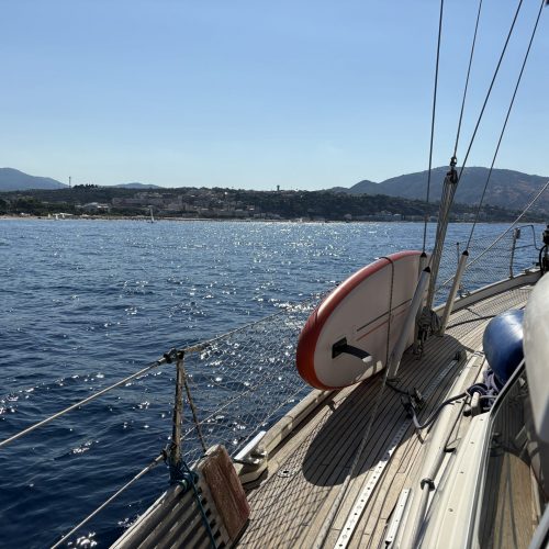Badolato: 
Nach einer Nacht auf See wollten wir eigentlich nur noch schlafen. Die Bucht vor Badolato kam deshalb genau zum richtigen Zeitpunkt. Endlich ein ruhiger Ankerplatz und die Möglichkeit, ein wenig Kraft zu tanken.
Mit dem SUP machten wir uns später auf den Weg zum Strand. Statt eines Sandstrandes erwartete uns allerdings ein heißer Kiesstrand. Nicht spektakulär, aber genau das, was wir nach der Überfahrt brauchten.
🏖️ Ruhige Bucht
🏄 Gut mit dem SUP erreichbar
😴 Endlich wieder Erholung
Unser Fazit: Kein Highlight auf der Landkarte, aber genau der richtige Ort zur richtigen Zeit.