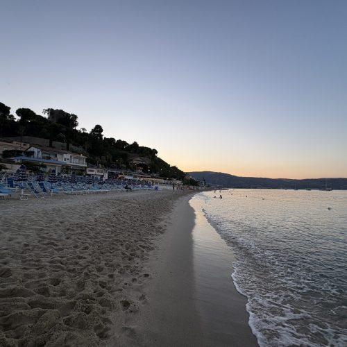 Soverato zeigte uns sehr schnell, dass nicht jeder schöne Küstenort auch ein guter Ankerplatz ist. Tagsüber herrschte reges Treiben mit Motorbooten, Jetskis und viel Betrieb entlang des langen Strands.
Richtig anstrengend wurde es jedoch nachts. Beachclubs sorgten bis in die frühen Morgenstunden für Partymusik, später kamen Feuerwerke dazu. Gleichzeitig begann unsere Genua Probleme zu machen. Schlaf bekamen wir kaum.
🎶 Party bis tief in die Nacht
🚤 Viele Motorboote
😴 Kaum Erholung
Unser Fazit: Für Badegäste vielleicht perfekt. Für Langfahrtsegler eher nicht.