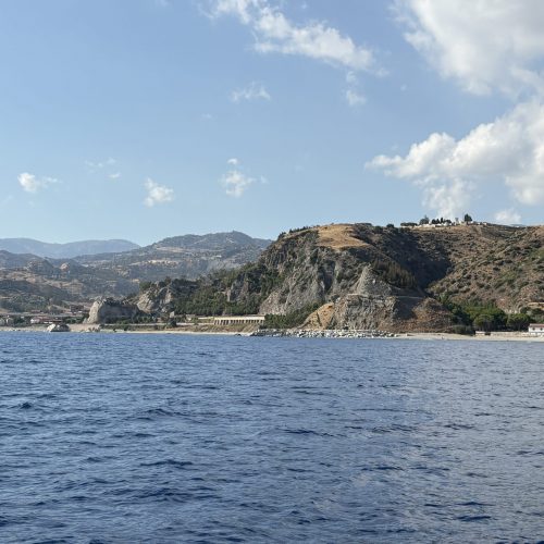 Die Strecke nach Bova Marina war lang. Gegenstrom, unangenehme Wellen und wenig Wind machten die Überfahrt zäh.
Doch genau an solchen Tagen werden wir immer wieder belohnt. Mehrfach tauchten Delphine neben dem Boot auf. Später sahen wir Schildkröten und sogar fliegende Fische. Die Bucht selbst war deutlich ruhiger als Soverato und genau das, was wir brauchten.
🐬 Delphine
🐢 Schildkröten
🐟 Fliegende Fische
Unser Fazit: Einer der schönsten Segeltage dieser Etappe.