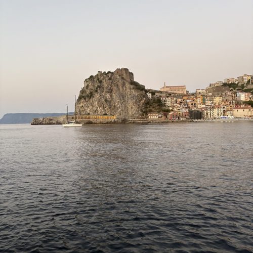Scilla sah auf den ersten Blick traumhaft aus. Die Kulisse ist wunderschön und wir freuten uns auf eine ruhige Nacht.
Leider sorgten Schwell und Strömung für deutlich weniger Erholung als erhofft. Rückblickend wäre Bagnara Calabra vermutlich die bessere Wahl gewesen.
🌊 Viel Schwell
⚓ Unruhige Nacht
💡 Gute Lektion
Unser Fazit: Nicht jeder schöne Ort eignet sich auch als guter Ankerplatz.