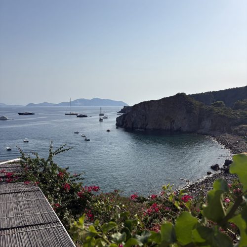 Eigentlich war Panarea nur unser Plan B. Die Bedingungen rund um Stromboli überzeugten uns zunächst nicht und so änderten wir spontan unsere Route.
Im Nachhinein waren wir darüber sehr froh. Nach mehreren anstrengenden Tagen fanden wir hier endlich Ruhe, einen schönen Ankerplatz und die Möglichkeit durchzuatmen.
⚓ Ruhiger Stopp
🌅 Wunderschöne Stimmung
💙 Positive Überraschung
Unser Fazit: Oft sind die ungeplanten Stopps die schönsten.