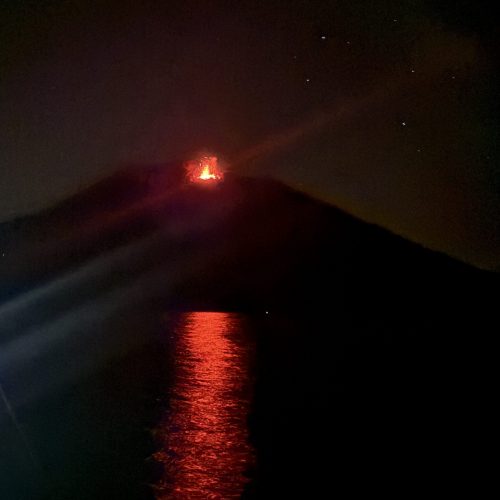 Stromboli war für uns einer der beeindruckendsten Momente unserer bisherigen Weltumsegelung.

Schon viele Seemeilen vor der Insel konnten wir den Vulkan hören. Immer wieder rollte ein tiefes Grollen über das Meer, lange bevor wir die Ausbrüche überhaupt sehen konnten.

Mit Einbruch der Dunkelheit wurde die Kulisse immer spektakulärer. Glühende Lavafontänen schossen aus dem Krater in den Nachthimmel und zeichneten leuchtende Spuren über den schwarzen Vulkanhang. Nach jeder Explosion folgte Sekunden später das dumpfe Donnern des Vulkans, das über das Meer zu uns herüberrollte.

Noch magischer wurde jedoch der Rückweg. Während Stromboli weiterhin Feuer und Rauch in den Nachthimmel schickte, hörten wir plötzlich immer wieder das Atmen von Delphinen in der Dunkelheit. Wir konnten die Tiere kaum erkennen, aber ihr Ausatmen war deutlich zu hören, während sie unser Boot ein Stück begleiteten.

Auf der einen Seite der aktive Vulkan, auf der anderen Seite Delphine in der Nacht und über uns ein sternenklarer Himmel.

Unser Fazit: Es gibt Orte, die sind schön. Und dann gibt es Momente, die man nie wieder vergisst. Stromboli bei Nacht gehört für uns definitiv dazu.