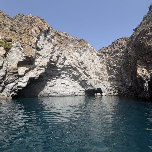 Lipari wirkte deutlich lebendiger als die anderen Inseln der Region. Gerade in der Hauptsaison war auf dem Wasser und an Land viel los. Zahlreiche Ausflugsboote, Chartercrews und Motorboote sorgten tagsüber für Betrieb in den Buchten und teilweise auch für recht wenig Abstand vor Anker.

Wir haben deshalb bewusst die Strandabschnitte gemieden, an denen Restaurants und Beachclubs lagen. Stattdessen suchten wir uns ruhigere Bereiche der Insel. Dort wurde es gegen Abend deutlich entspannter. Sobald die meisten Tagesbesucher und Ausflugsboote verschwunden waren, konnten wir die besondere Atmosphäre der Insel viel mehr genießen.

Tagsüber hatten wir teilweise das Gefühl, dass die Insel an ihre Grenzen kommt. Abends zeigte Lipari dagegen eine ganz andere Seite: ruhig, entspannt und deutlich angenehmer.

Unser Fazit: Lipari hat uns gut gefallen, aber wir würden außerhalb der Hauptsaison wiederkommen. Wer im Sommer unterwegs ist, sollte sich bewusst etwas abseits der Hotspots halten.