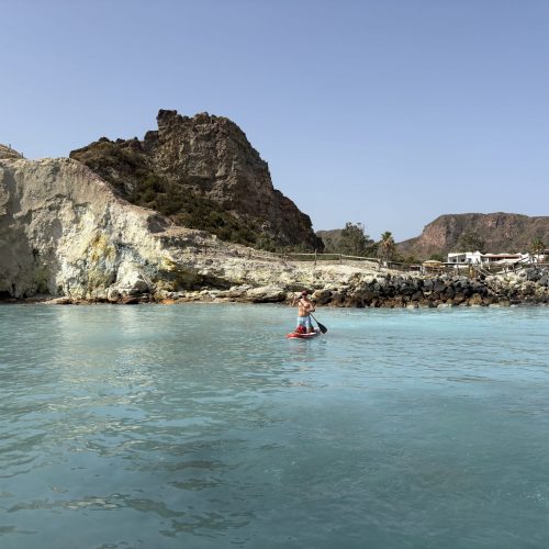 Vulcano stand für uns zunächst ganz im Zeichen unserer beschädigten Genua. Ein großer Teil unserer Planung drehte sich darum, wie wir das Segel reparieren oder ersetzen könnten und wie wir die nächsten Etappen trotz der Schäden sicher schaffen würden.
Trotzdem blieb noch etwas Zeit, die Insel zu erkunden. Besonders beeindruckend waren die Schwefelquellen im Wasser. An einigen Stellen war das Wasser deutlich trüber und gelblich gefärbt, die Felsen leuchteten stellenweise gelb und der typische Schwefelgeruch lag in der Luft. Schon vom Boot aus war sofort klar, dass Vulcano eine ganz besondere Insel ist.
Viel mehr konnten wir an Land allerdings nicht entdecken. Tagsüber lagen die Temperaturen meist deutlich über 30 Grad und selbst nachts fiel das Thermometer häufig nicht unter 30 Grad. Dazu kam, dass das Meer stellenweise bereits rund 32 Grad warm war. Selbst das Baden brachte daher kaum noch Abkühlung. Die Hitze war für uns einer der prägendsten Eindrücke dieser Etappe.
Unser Fazit: Vulcano war für uns weniger ein klassischer Landgang als eine Insel, die wir vor allem vom Wasser aus erlebt haben. Die Schwefelquellen, die vulkanische Landschaft und die extreme Hitze werden uns dabei besonders in Erinnerung bleiben.
