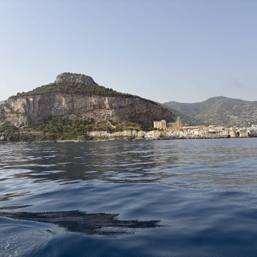 Cefalù gefiel uns vom ersten Moment an.
Die Altstadt direkt am Meer, der lange Strand und die entspannte Atmosphäre machten sofort Lust, länger zu bleiben. Leider zwang uns die Situation mit der Genua dazu, weiter Richtung Palermo zu ziehen.
🏰 Historische Altstadt
🏖️ Schöne Küstenlage
🌊 Typisch Sizilien
Unser Fazit: Einer der Orte, an denen wir gerne mehr Zeit verbracht hätten.