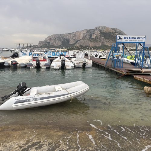 Für uns drehte sich hier fast alles um die Genua.
Segelmacher organisieren, Wetterfenster finden und sichere Ankerplätze suchen. Gleichzeitig erlebten wir einige der unangenehmsten Nächte unserer bisherigen Reise.
Böen bis über 30 Knoten, drehender Wind und Schwell sorgten immer wieder für unruhige Stunden. Trotzdem hielt der Anker jedes Mal zuverlässig.
🌬️ Starke Böen
⚓ Anker hielt
🔧 Segelrettung erfolgreich
Unser Fazit: Wenig Erholung, aber viele wichtige Erfahrungen.