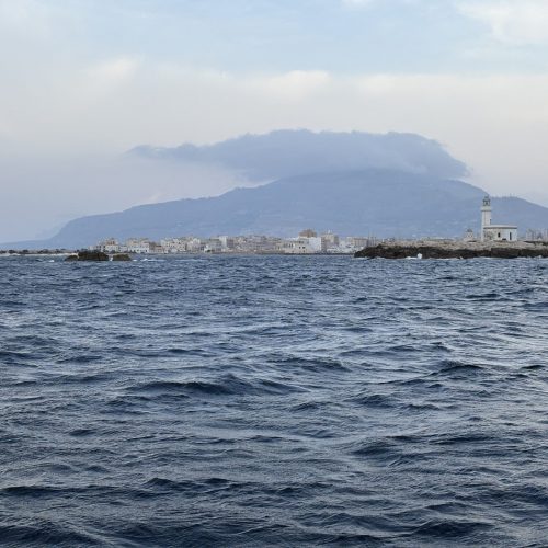 Trapani war kein klassischer Traumstopp.
Der Hafen roch teilweise unangenehm, vieles wirkte alt und etwas heruntergekommen. Gleichzeitig fanden wir genau das, was wir vor der Überfahrt nach Sardinien brauchten:
Wasser, Lebensmittel, Ruhe und Zeit für die Vorbereitung.
🛒 Großeinkauf
💧 Wasser bunkern
⚓ Sicherer Zwischenstopp
Unser Fazit: Praktisch statt schön. Und manchmal ist genau das wichtiger