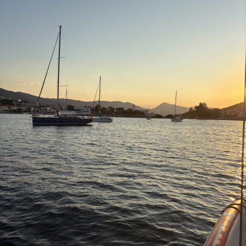 Poros war unser erster Stopp im Saronischen Golf.
Statt direkt im Hafen festzumachen, ankerten wir auf der ruhigeren Rückseite der Insel und erkundeten die Umgebung mit unseren SUPs.
Zwischen kleinen Buchten, glasklarem Wasser und grüner Landschaft fühlten wir uns sofort angekommen.
🏄 Perfekt für SUP-Fans
🌿 Wunderschöne Natur
⚓ Ruhige Ankerplätze
💙 Für uns der ideale Einstieg in diese Region Griechenlands.