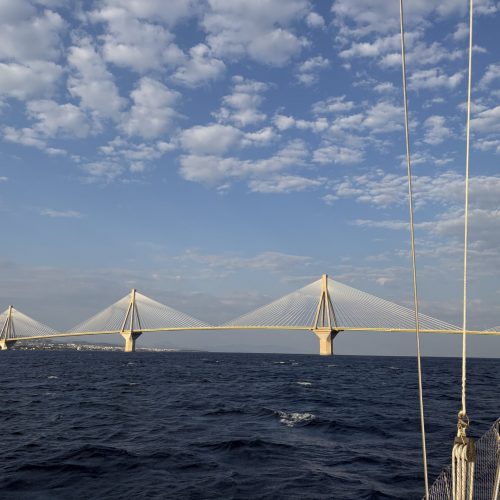 Die Rio-Antirrio-Brücke markierte für uns das Ende des Golfes von Korinth und gleichzeitig den Beginn des nächsten Abschnitts unserer Reise.
Unter ihr hindurch zu segeln fühlte sich an wie ein symbolischer Übergang.
⛵ Neues Revier
🌊 Neue Abenteuer
🇮🇹 Italien am Horizont
💙 Ein Moment, bei dem man spürt, dass ein Kapitel endet und das nächste beginnt.