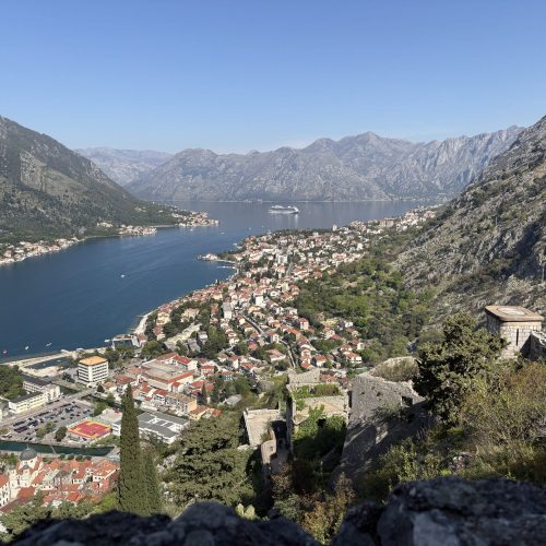 Mit dem Fahrrad und zu Fuß erkundeten wir die Altstadt und stiegen zur Festung St. John hinauf.
Der Anstieg war schweißtreibend.
Die Aussicht war jede Stufe wert.
Von oben liegt einem die gesamte Bucht von Kotor zu Füßen.
💙 Einer der schönsten Ausblicke unserer Reise.
