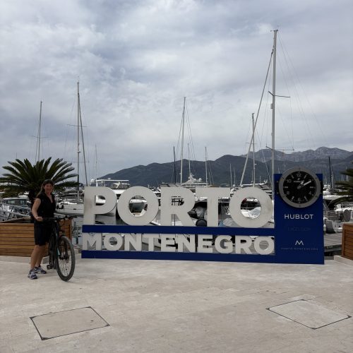 Porto Montenegro war für uns vor allem ein praktischer Stopp.
Ersatzteile beschaffen.
Anker reparieren.
Boot fit machen.
Gleichzeitig begegneten uns hier Superyachten, Luxusgeschäfte und ein ganz anderes Montenegro als in Kotor.
💡 Ein spannender Kontrast innerhalb eines kleinen Landes.