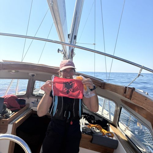 Als wir nach Albanien segelten, wussten wir nicht so recht, was uns erwartet.
Am Ende verließen wir das Land mit dem Gefühl:
Wir hätten deutlich länger bleiben sollen.
💙 Kaum ein Land hat uns bisher so positiv überrascht.