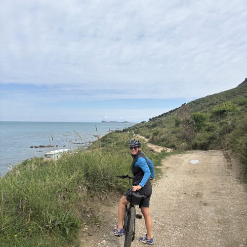 Fast jeden Tag waren wir mit den Rädern unterwegs.
Wir entdeckten Strände, Promenaden, Windräder, Baustellen, Hotels und ganz unterschiedliche Seiten des Landes.
Dabei wurde uns klar:
Albanien verändert sich gerade unglaublich schnell.