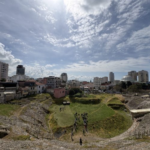 Eigentlich wollten wir nur kurz bleiben.
Dann kam das Wetter.
Und plötzlich hatten wir Zeit, Durres wirklich kennenzulernen.
Mit dem Fahrrad erkundeten wir die Stadt, die Promenade und die Umgebung.
Im Nachhinein war genau das unser Glück.
