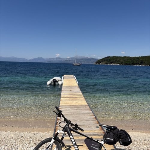Der Norden von Korfu war unser erster Stopp in Griechenland. Statt direkt den beliebten Orten entgegenzufahren, verbrachten wir einige Tage in den ruhigeren Buchten der Insel.
Die grüne Landschaft, das klare Wasser und die entspannte Atmosphäre machten Korfu für uns zum perfekten Einstieg in Griechenland.
⛵ Perfekt für Segler
🌿 Grüne Landschaften
🏝️ Ruhige Buchten
Unser Fazit: Wer Korfu außerhalb der Hochsaison besucht, findet im Norden viele entspannte Ankerplätze und wunderschöne Natur.
