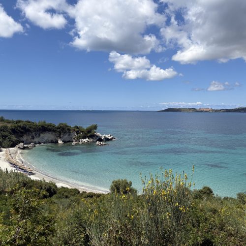 Auf Kefalonia verbrachten wir einige Tage rund um Argostoli. Besonders überrascht hat uns, dass man hier immer wieder große Meeresschildkröten direkt im Hafen beobachten kann.
Mit dem Fahrrad erkundeten wir die Umgebung, besuchten den Leuchtturm und genossen die entspannte Atmosphäre der Insel.
🐢 Meeresschildkröten beobachten
🚲 Schöne Ausflüge mit dem Fahrrad
🌊 Beeindruckende Küstenlandschaften
Unser Fazit: Eine vielseitige Insel mit einer gelungenen Mischung aus Natur und Stadtleben.