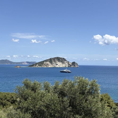 Zakynthos: Die Lagana Bay wurde für mehrere Tage unser Zuhause. Das Wasser war kristallklar, die umliegenden Höhlen beeindruckend und immer wieder tauchten Schildkröten in der Nähe unseres Bootes auf.
Mit dem Dinghy erkundeten wir die Küste und genossen die Zeit vor Anker.
🐢 Schildkröten-Hotspot
🤿 Perfekt zum Schnorcheln
⚓ Traumhafte Ankerplätze
Unser Fazit: Eine der schönsten Buchten unserer bisherigen Mittelmeerreise.