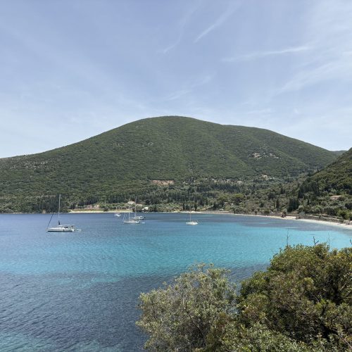 Ithaka war für uns die schönste Insel der gesamten Region. Die Heimat des Odysseus wirkt ruhiger und ursprünglicher als viele andere griechische Inseln.
Wir erkundeten Vathi, lagen in traumhaften Buchten vor Anker und genossen die entspannte Atmosphäre. Gerade in der Vorsaison hatten wir viele Orte beinahe für uns allein.
🏝️ Ursprüngliches Griechenland
⚓ Wunderschöne Ankerbuchten
😌 Angenehm ruhig
Unser Fazit: Wenn wir nur eine Insel der Ionischen Inseln empfehlen dürften, wäre es Ithaka.
