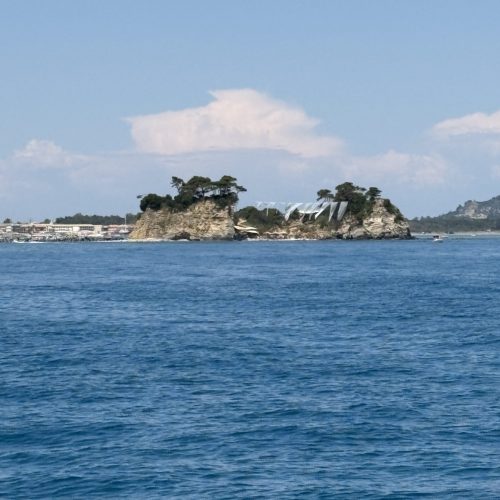 Nach unserem Abstecher nach Albanien erreichten wir auf Korfu zum ersten Mal Griechenland. Die nächsten Wochen verbrachten wir zwischen Korfu, Lefkada, Ithaka, Kefalonia und Zakynthos. Da wir bereits im Mai unterwegs waren, konnten wir viele Orte noch in der Vorsaison erleben – mit leeren Buchten, entspannter Atmosphäre und deutlich weniger Trubel als in den Sommermonaten. Später kehrten wir nach dem Golf von Korinth sogar noch einmal in die Region zurück. Für uns gehören die Ionischen Inseln zu den schönsten Segelrevieren Griechenlands.