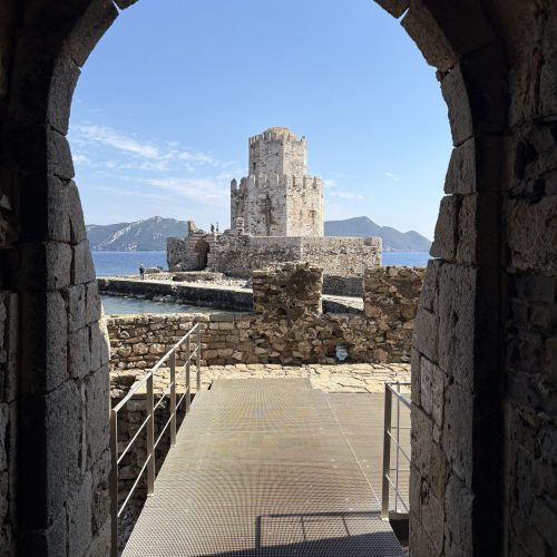 Methoni: Die venezianische Festung von Methoni wirkt schon von Weitem beeindruckend.
Als wir ankerten, lagen bereits einige Yachten in der Bucht. Trotzdem fühlte sich alles ruhig und entspannt an.
Die Festung selbst ist riesig und überraschend gut erhalten.
🏰 Perfekt für Kulturfans
📸 Tolle Fotomotive
🌅 Wunderschöner Abendspaziergang
💡 Ein Ort, an dem Geschichte und Natur perfekt zusammenpassen.