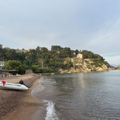 Koroni war einer der wenigen Orte, an denen wir unsere Weiterreise immer wieder verschoben haben.
Nicht weil etwas kaputt war.
Sondern weil es einfach zu schön war.
Wir verbrachten die Tage mit Schwimmen, SUP fahren, langen Strandspaziergängen und gemütlichen Abenden vor Anker.
❤️ Perfekt für Paare
🏖️ Ideal zum Entspannen
🌊 Kristallklares Wasser
💡 Einer unserer absoluten Lieblingsankerplätze rund um den Peloponnes.