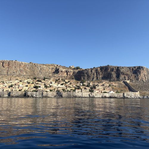 Monemvasia: Schon bei der Einfahrt waren wir sprachlos.
Die Altstadt von Monemvasia liegt direkt auf einem riesigen Felsen und wirkt, als wäre die Zeit stehen geblieben.
🏰 Perfekt für Kulturfans
📸 Einer der fotogensten Orte Griechenlands
❤️ Ideal für Paare
💡 Wenn man am Peloponnes nur eine historische Stadt besuchen möchte, würden wir wahrscheinlich Monemvasia empfehlen.