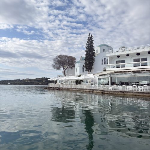 Porto Heli wird oft als das „Saint-Tropez Griechenlands“ bezeichnet.
Trotzdem hat uns etwas anderes beeindruckt.
Die Bucht ist riesig, geschützt und bietet selbst bei wechselhaftem Wetter viele gute Ankerplätze.
🐬 Tierbeobachtungen inklusive
⚓ Sicherer Ankerplatz
🌬️ Perfekt zum Abwettern
💡 Für Langzeitsegler einer der praktischsten Stopps entlang der Route.