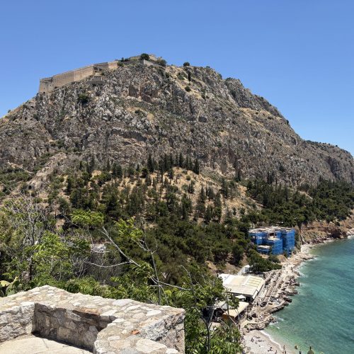 Nafplio: Die Altstadt ist wunderschön, die Restaurants gut, die Atmosphäre entspannt und über allem thront die Festung Palamidi.
🏰 Perfekt für Kultur- und Geschichtsfans
👨‍👩‍👧‍👦 Auch für Familien hervorragend geeignet
🍴 Viele Restaurants und Cafés
📸 Traumhafte Fotomotive
🥇 Unser Favorit an Land.