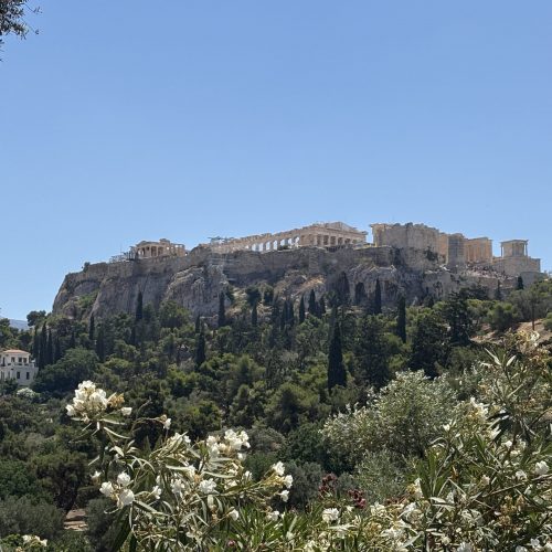 Salamina war für uns vor allem das Tor nach Athen.
Statt Bus oder Taxi entschieden wir uns für eine etwas abenteuerlichere Variante: die Fahrräder.
Zwischen Fähren, Großstadtverkehr und sommerlicher Hitze kämpften wir uns bis zur Akropolis vor.
Die Mühe hat sich gelohnt.
🏛️ Akropolis
🏛️ Historisches Zentrum
🏛️ Jahrtausende Geschichte
💙 Einer der eindrucksvollsten Kulturtage unserer bisherigen Reise.
