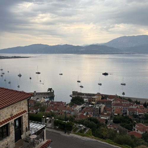 Nafpaktos war unser letzter großer Halt im Golf von Korinth.
Der venezianische Hafen gehört zu den schönsten, die wir bisher in Griechenland gesehen haben.
Zwischen Tavernen, Palmen und historischen Mauern ließen wir dieses Kapitel unserer Reise ausklingen.
💙 Ein wunderschöner Abschluss, bevor es zurück Richtung Ionische Inseln ging.
