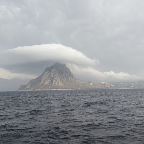 Sizilien hat uns vor allem durch die Küstenlandschaften beeindruckt. Die Liparischen Inseln, Stromboli bei Nacht und viele der Buchten entlang unserer Route sorgten immer wieder für besondere Momente. Vom Landesinneren haben wir dagegen nur wenig gesehen. Die hohen Temperaturen und die oft wechselhaften Bedingungen vor Anker machten es schwierig, das Boot für mehrere Stunden unbeaufsichtigt zurückzulassen.

Gerade als Segler haben wir Sizilien deutlich anspruchsvoller erlebt als erwartet. Geschützte Buchten waren oft seltener als gedacht und viele Nächte verbrachten wir mit der Suche nach einem sicheren Ankerplatz oder der Bewertung neuer Wetterdaten. Nicht selten änderten wir unsere Pläne kurzfristig, weil Wind, Schwell oder die Bedingungen vor Ort nicht zu den Vorhersagen passten.

Auch die Hafeninfrastruktur war entlang unserer Route nicht immer einfach. Freie Plätze waren teilweise rar und einige Häfen deutlich teurer als erwartet. Gleichzeitig boten sie oft die einzige wirklich geschützte Alternative zu den offenen Buchten.

🌋 Beeindruckende Küstenlandschaften
 ⚓ Wenige wirklich geschützte Ankerplätze
 🌡️ Sehr heiße Sommermonate
 💰 Teilweise teure Häfen
 🌊 Anspruchsvolleres Segelrevier als erwartet

Unser Fazit: Sizilien hat uns landschaftlich begeistert, war für uns als Segler aber deutlich herausfordernder als erwartet. Für längere Erkundungen an Land fehlte uns oft die Möglichkeit, das Boot mit gutem Gefühl mehrere Stunden allein zu lassen. Außerhalb der Hauptsaison würden wir die Insel gerne noch einmal besuchen und dann auch das Landesinnere entdecken.